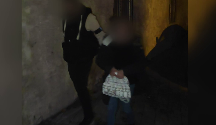 VIDEO: Zlodějka vytáhla seniorce z kabelky úspory. Žena přišla o 400 tisíc