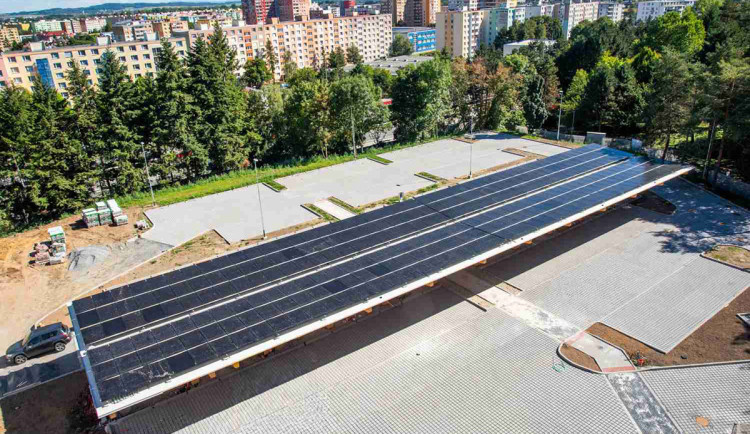 Pomoc s parkovacím rébusem. FN Olomouc má 133 nových míst, dobijí se i elektroauta