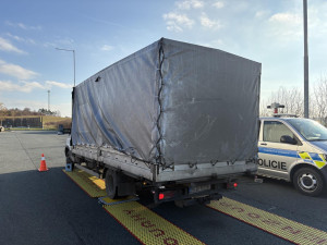 Policisté kontrolovali nákladní dopravu na D11. Rozdali pokuty za tisíce
