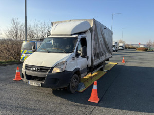 Policisté kontrolovali nákladní dopravu na D11. Rozdali pokuty za tisíce