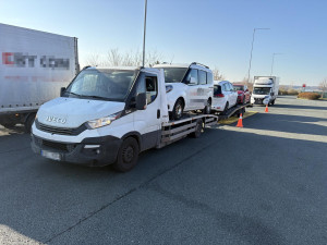 Policisté kontrolovali nákladní dopravu na D11. Rozdali pokuty za tisíce