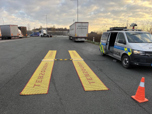 Policisté kontrolovali nákladní dopravu na D11. Rozdali pokuty za tisíce