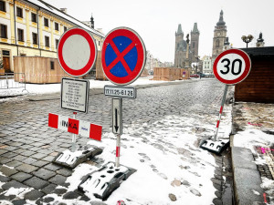 Odtahová služba má v Hradci na náměstí napilno, adventní trhy omezily parkování