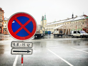 Odtahová služba má v Hradci na náměstí napilno, adventní trhy omezily parkování
