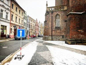 Odtahová služba má v Hradci na náměstí napilno, adventní trhy omezily parkování