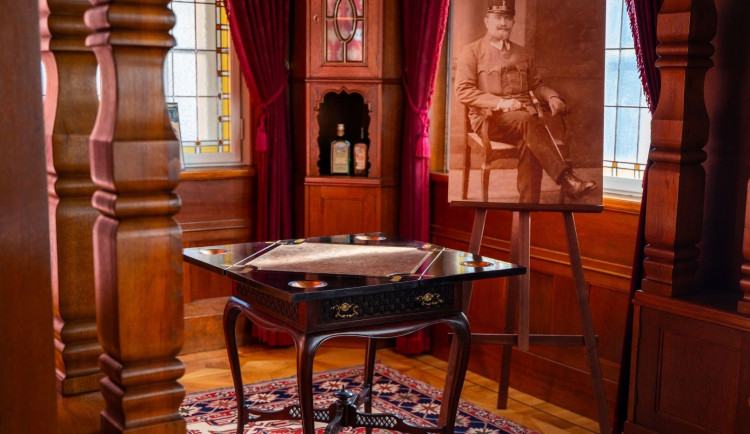 Karetní stolek, vzácné koberce i nové malby. Vila Grossmann se dál plní dobovými poklady