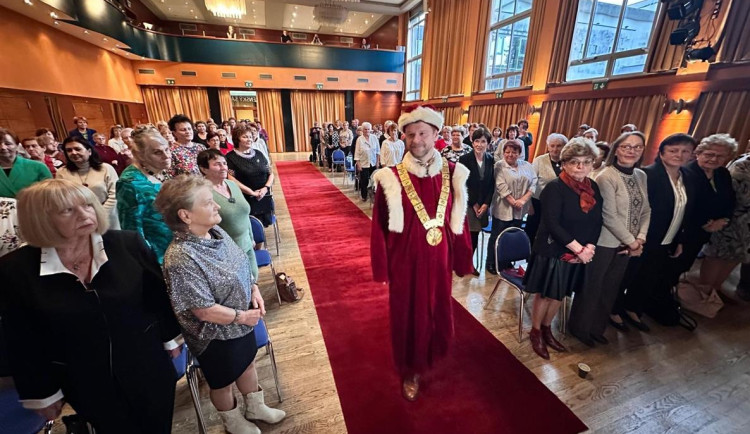 FOTO: Třinecká Univerzita třetího věku má další absolventy. Mají za sebou promoci