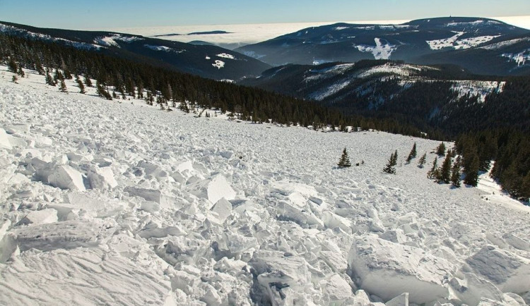 Správci Krkonoš právě zavírají některé stezky, jeleni potřebují zimní klid