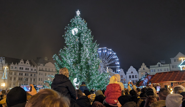 Vánoční strom už září pod katedrálou, rozsvícení sledovalo zcela zaplněné náměstí