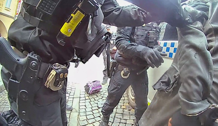 Opilý muž hlasitě pokřikoval na kolemjdoucí a rozbíjel láhve. Skončil na záchytce