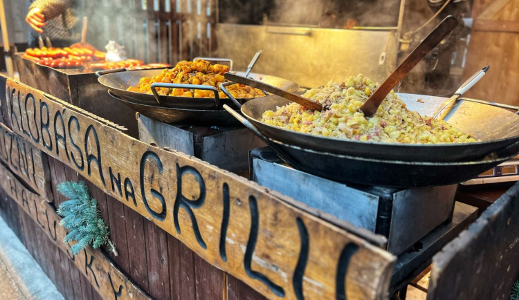 Hradecké trhy nabízí langoš s kýtou i svařák s růží, stojí ale víc než klasika