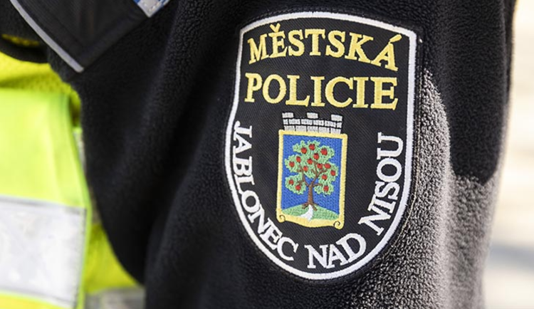 Jablonecká městská policie posílila kvůli stížnostem dohled na konečné tramvaje