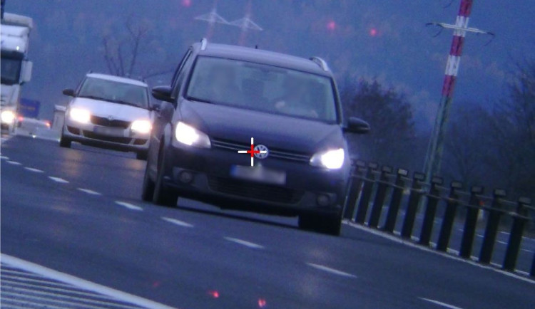 Na devadesátce jel skoro sto padesát, silnici na Jičínsku si spletl řidič se závodním okruhem