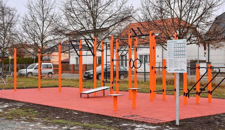 Hradec Králové má další workoutové hřiště. Vyrostlo v Třebši