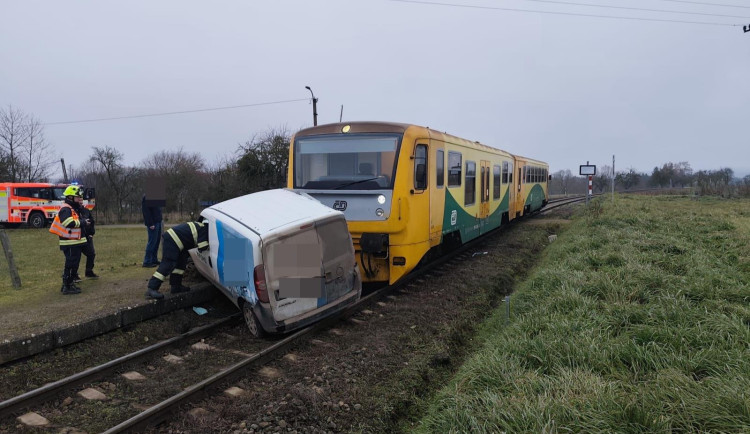 Vlak táhl auto po přejezdu 15 metrů. Nehoda se i tak obešla bez zranění