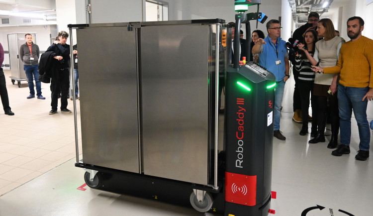 VIDEO: Robot v Nemocnici Jihlava rozváží jídlo, do budoucna může pomáhat i jinde