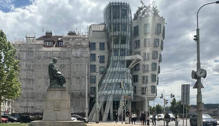 Zemřel architekt Frank Gehry, autor Tančícího domu