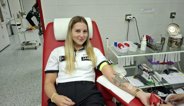 Břeclavští policisté při mikulášských odběrech darovali desítky konzerv krve