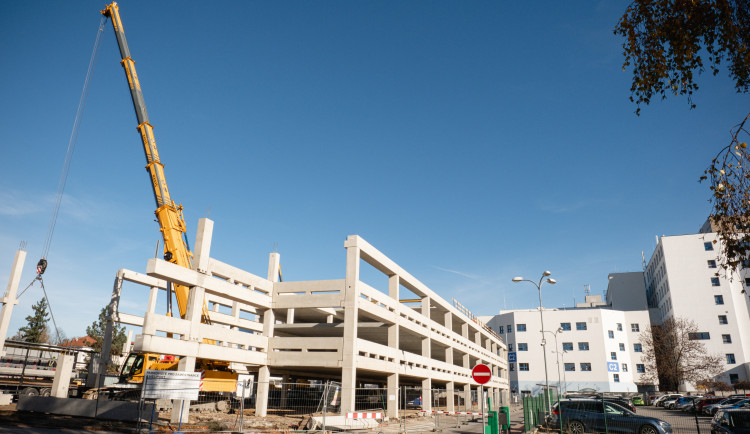 Nové parkoviště u nemocnice roste. Nabídne stovky parkovacích míst i heliport