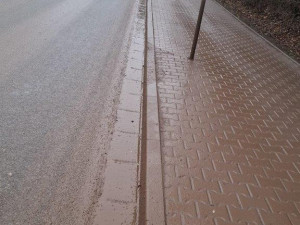 V Náchodě si stěžují na špinavé silnice. Můžou za to kamiony ze stavby obchvatu, tvrdí místní