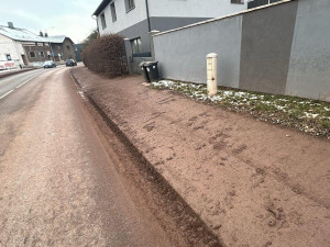 V Náchodě si stěžují na špinavé silnice. Můžou za to kamiony ze stavby obchvatu, tvrdí místní
