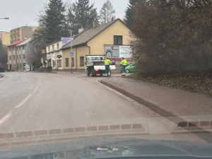 V Náchodě si stěžují na špinavé silnice. Můžou za to kamiony ze stavby obchvatu, tvrdí místní
