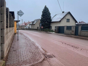V Náchodě si stěžují na špinavé silnice. Můžou za to kamiony ze stavby obchvatu, tvrdí místní