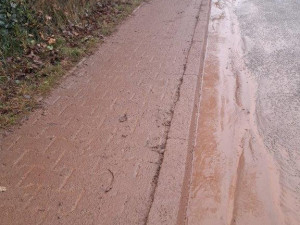 V Náchodě si stěžují na špinavé silnice. Můžou za to kamiony ze stavby obchvatu, tvrdí místní