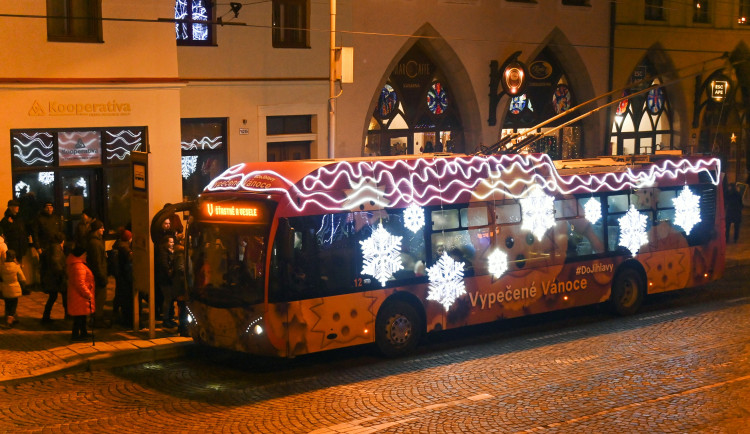 FOTO: Vánoční trolejbus jezdí ulicemi Jihlavy. Hraje, voní a vozí medvědy
