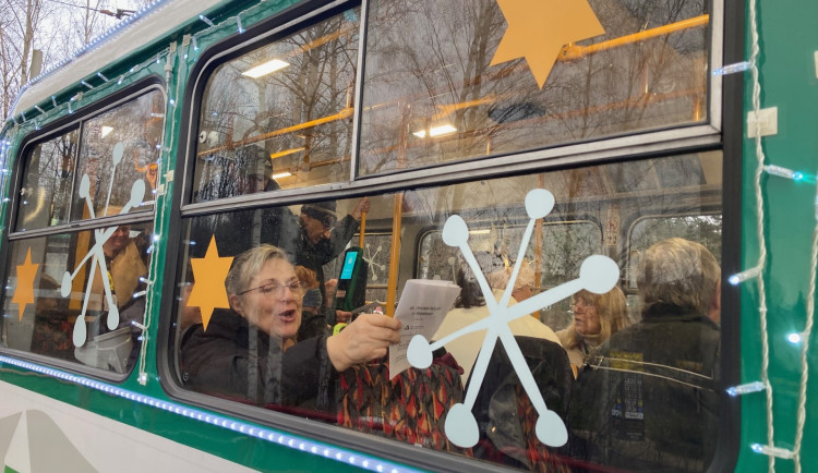 Z vánočně zdobené tramvaje se v Liberci nesl zpěv koled. Cestující svátečně naladila