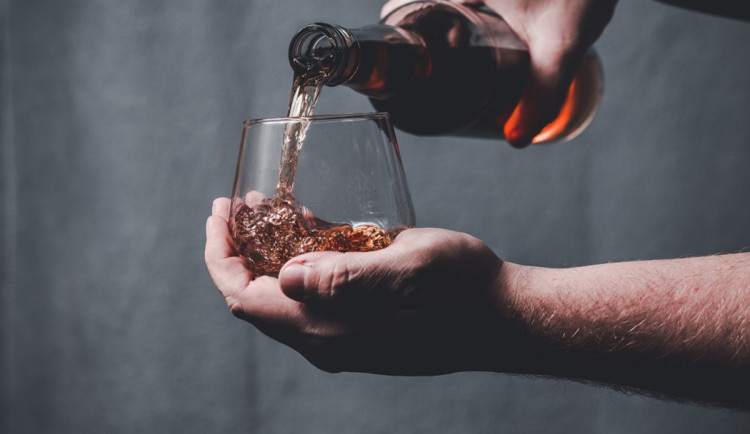 Řidič audi havaroval cestou do baru. Policistům řekl, že se opil až po nehodě