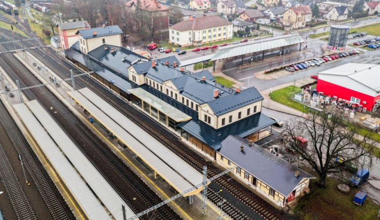 Zrekonstruované nádraží v Jaroměři dneska přivítalo první cestující