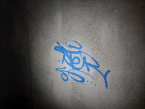 Sprejeři si v Jaroměři nedají pokoj, graffiti Labské ulici řeší policie