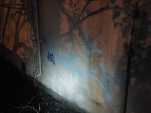 Sprejeři si v Jaroměři nedají pokoj, graffiti Labské ulici řeší policie