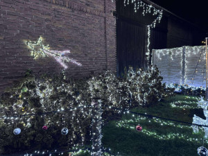 Přes deset kilometrů kabelů. Vánočně ozdobený dům v Libišanech láká tisíce lidí