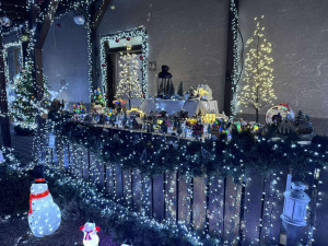 Přes deset kilometrů kabelů. Vánočně ozdobený dům v Libišanech láká tisíce lidí