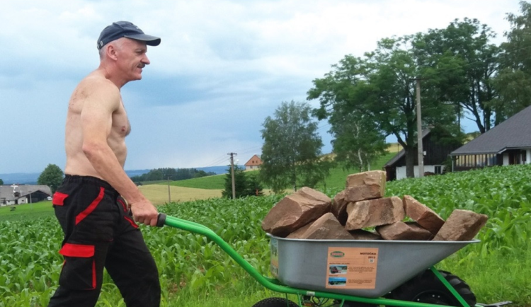 Fenomén Motúčko: Český nápad, který mění pravidla práce na zahradě i stavbě