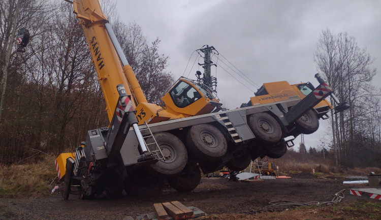 V Radošově se převrátil autojeřáb, poškodil vedení a způsobil výpadek elektřiny