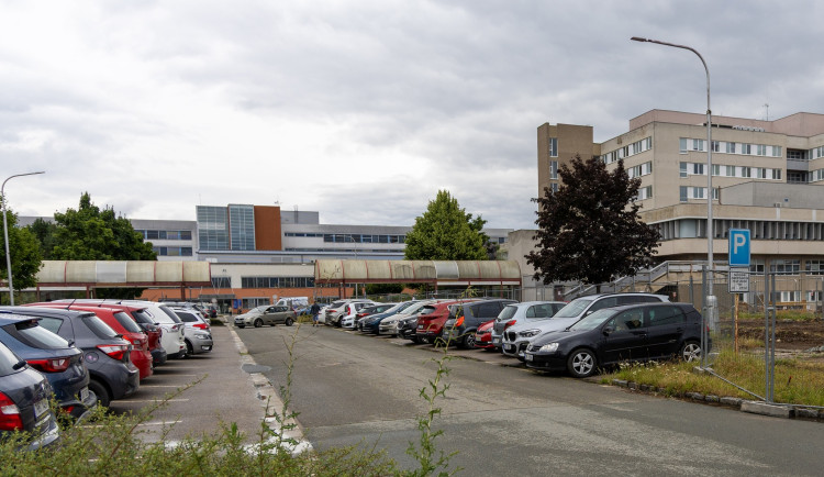 Dvůr Králové chce podpořit stavbu parkovací domu u hradecké fakultky