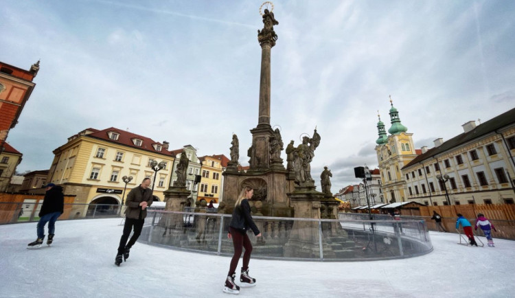 Jarní teploty bruslaře v Hradci Králové nezastaví, kluziště na náměstí je pořád v kurzu