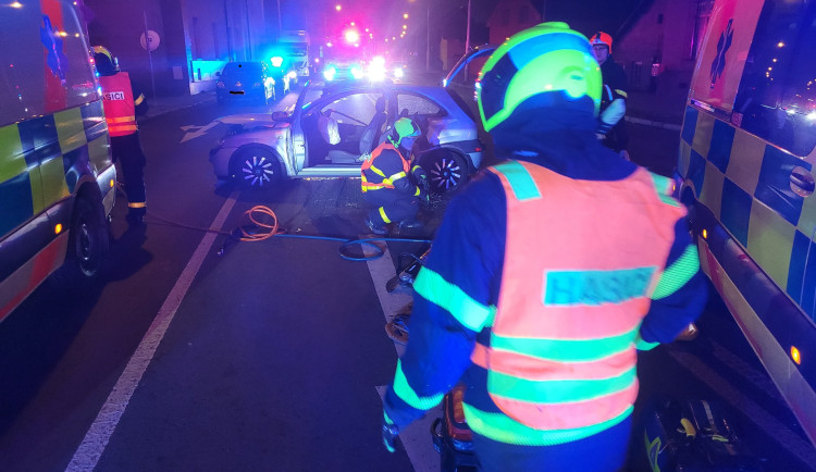 Pět lidí se v Ostravě zranilo při srážce policejního vozu s osobním autem