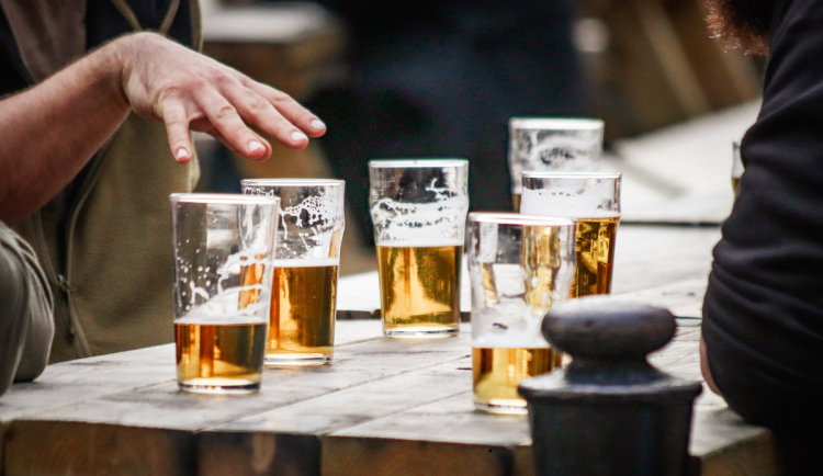 Dvůr Králové upravuje vyhlášku, která zakazuje pití alkoholu na veřejnosti