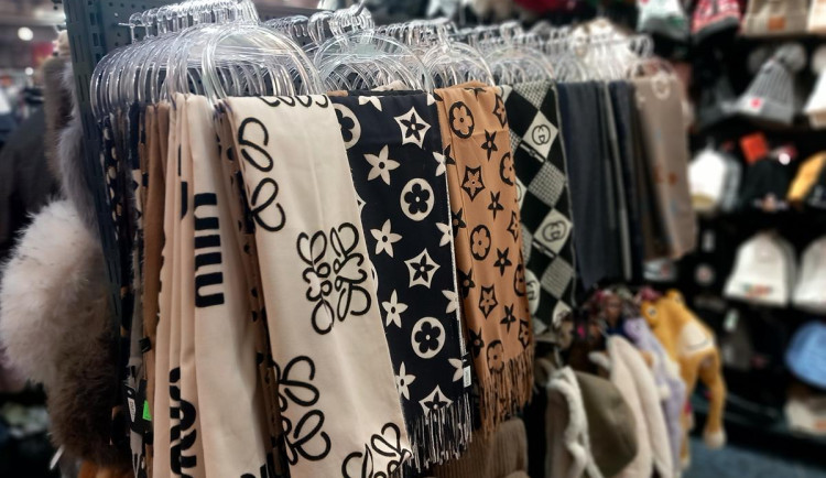 Celníci před Vánoci přidali kontroly, padělky hledají v obchodech se suvenýry