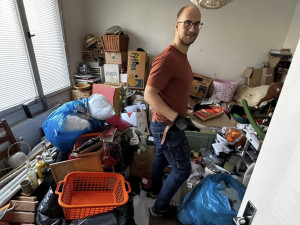 Dobrovolníci pomáhají lidem zavaleným odpadky. Rozbité auto jim ale práci překazilo