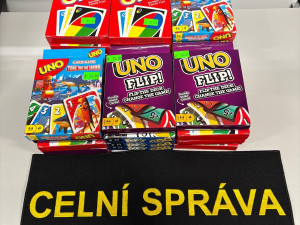 Celníci na Náchodsku zadrželi stovky padělaných výrobků. Čeká je likvidace