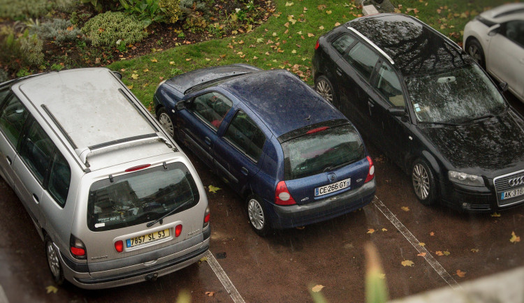 Muže v Brně podráždil dlouho běžící motor. Do auta praštil a vynadal majitelce