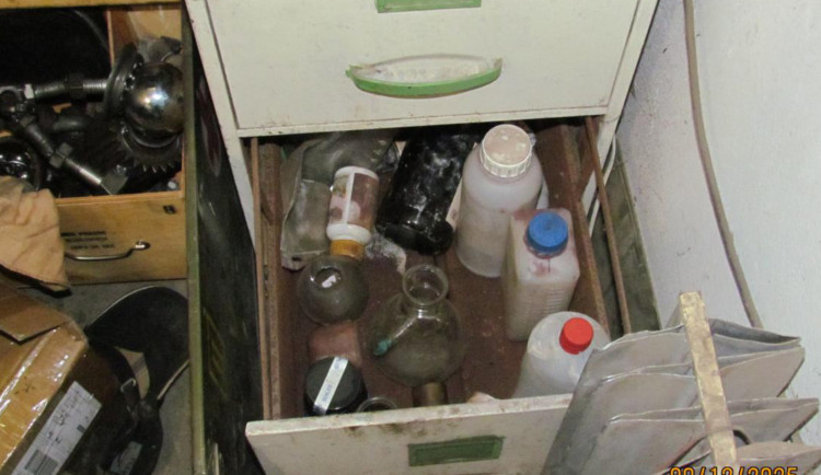 Partička vařící pervitin u Kyjova skončila v poutech. Léky kupovala na Slovensku