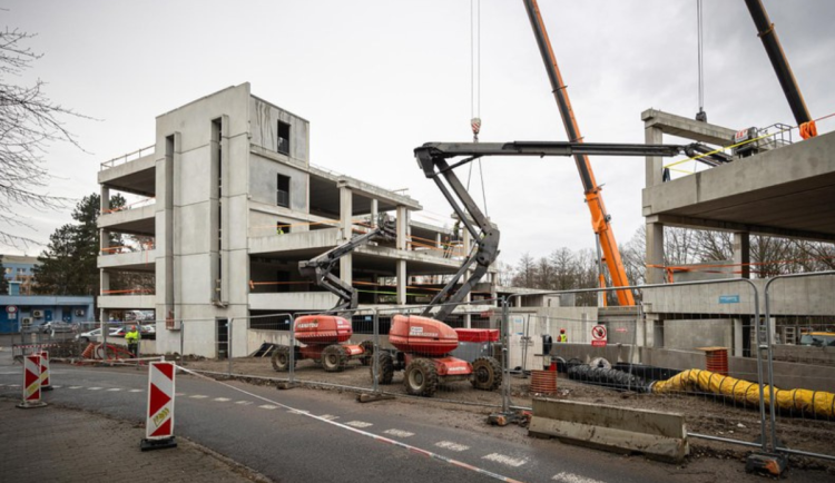 Ostrava 50 miliony korun podpoří stavbu parkovacího domu ve fakultní nemocnici