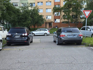 Překáží vám špatně zaparkované auto? Zavolejte policii, nadávat vám uleví, ale nepomůže