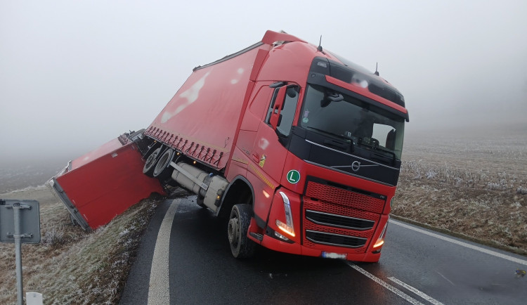 Ranní trable na silnici I/22. Dva kamiony havarovaly jen pár kilometrů od sebe